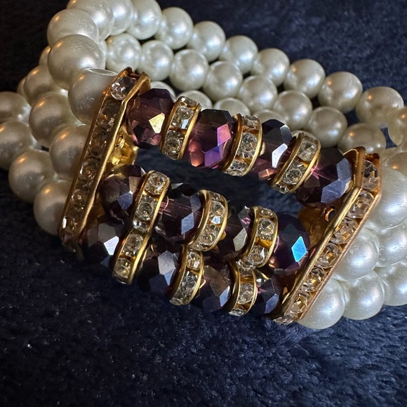 Beautiful faux pearl bracelet with purple hue jewels Stylish  and timeless. - Picture 5 of 6